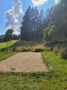 Le terrain de pétanque au pied de la Chaume des Veaux
